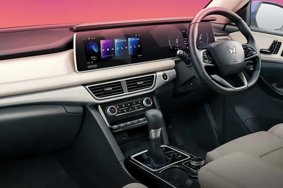 Mahindra XUV700 AX7 Diesel Luxury Pack