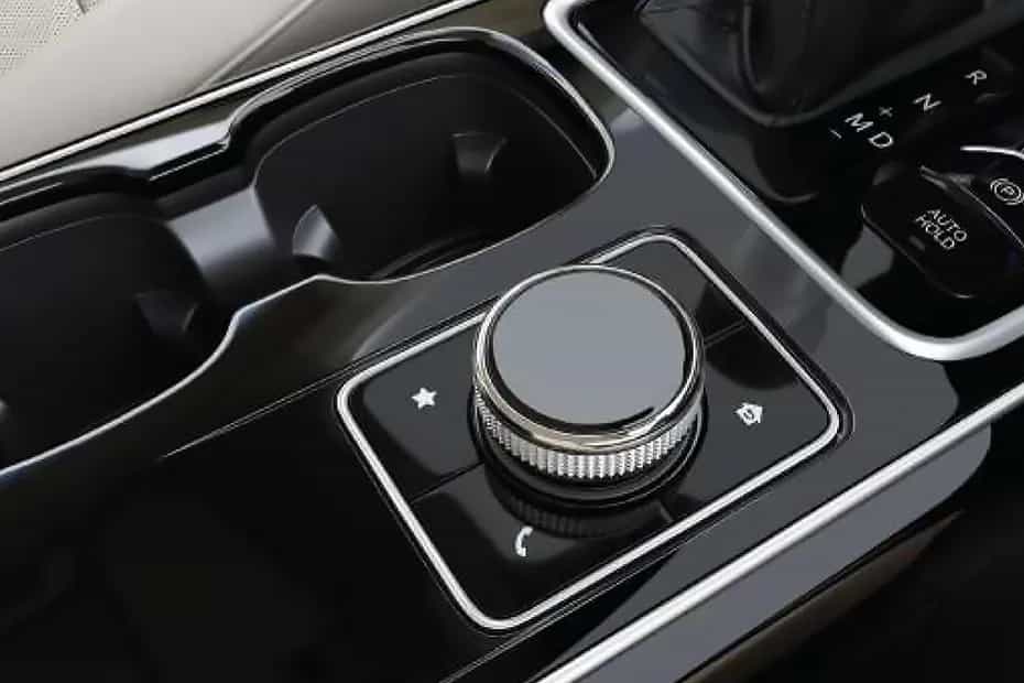 Mahindra XUV700 AX7 Diesel Luxury Pack