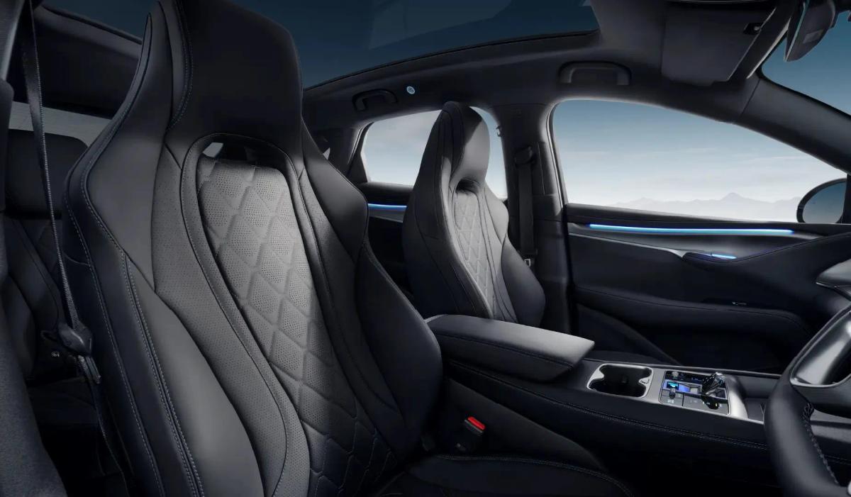 byd-sealion-7-front-seats