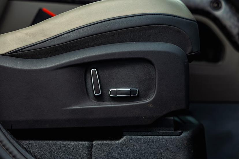 defender-driver-seat-controls