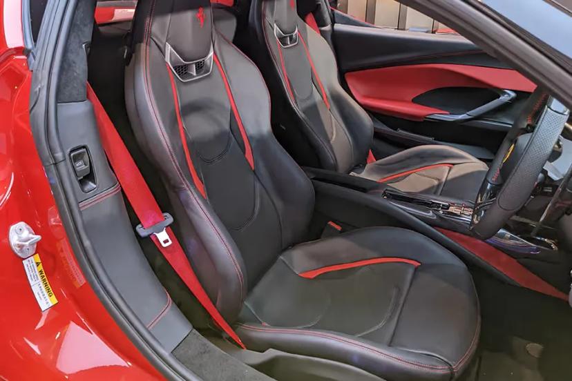 ferrari-296-gtb-seat