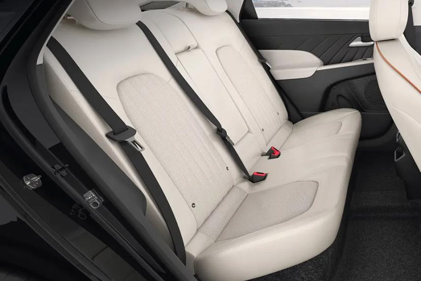 hyundai-verna-rear-seats