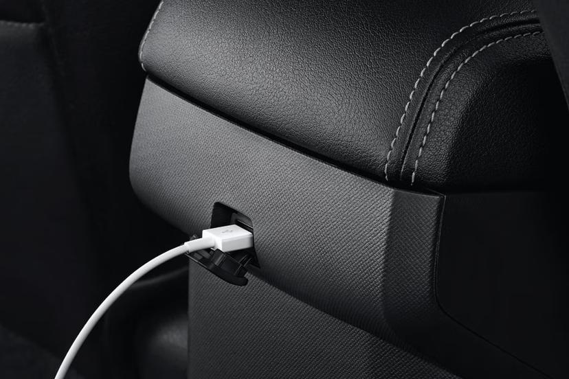 isuzu-hi-lander-charging-port