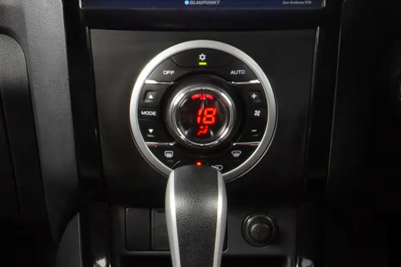 isuzu-v-cross-ac-controls