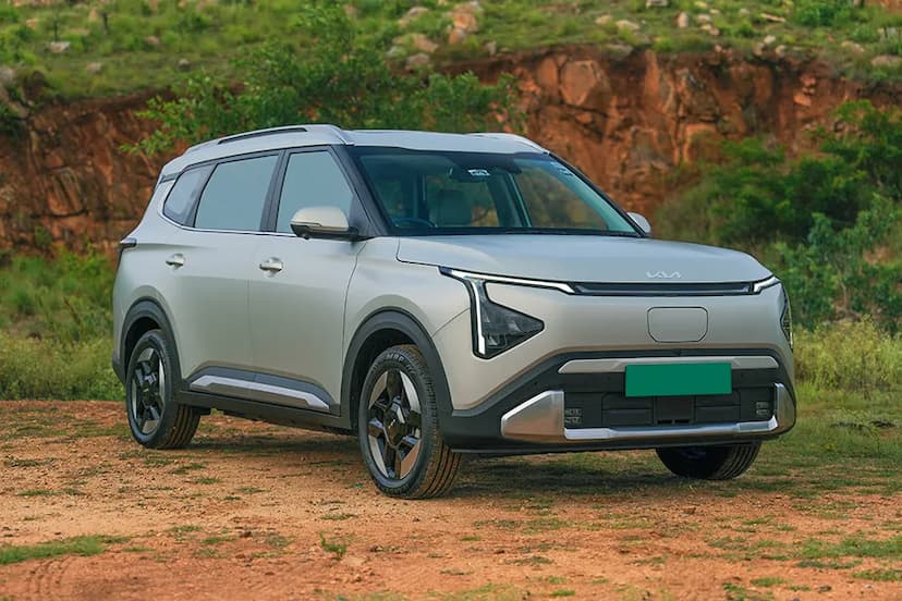 kia-carens-clavis-ev-front-right-view
