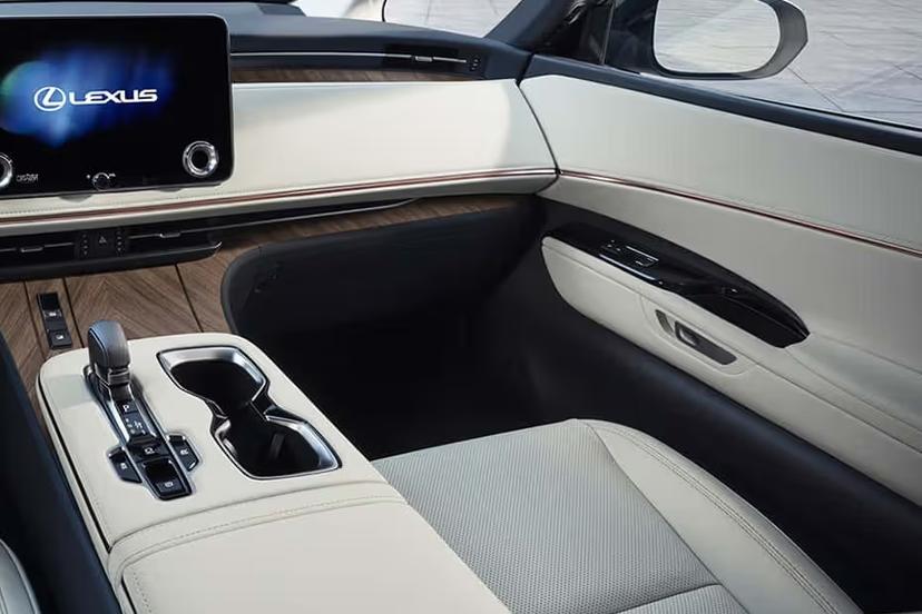 lexus-lm-glovebox-closed