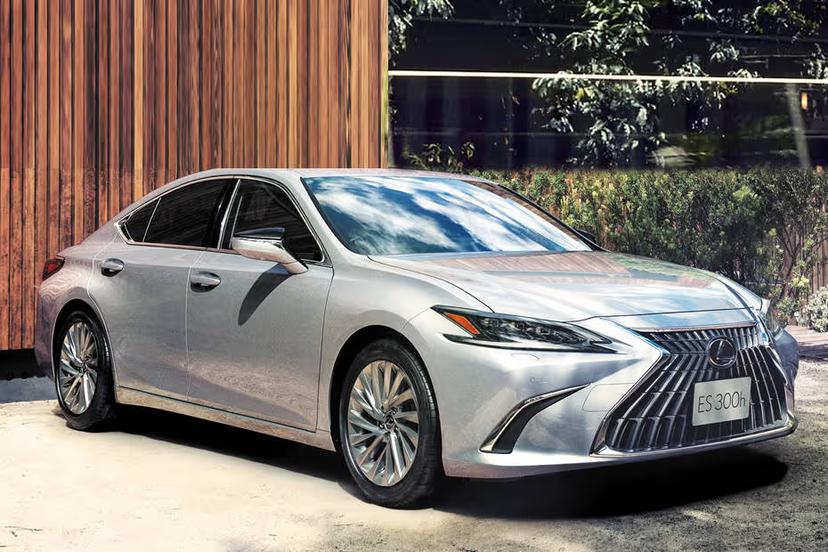 lexus-es-front-right-view