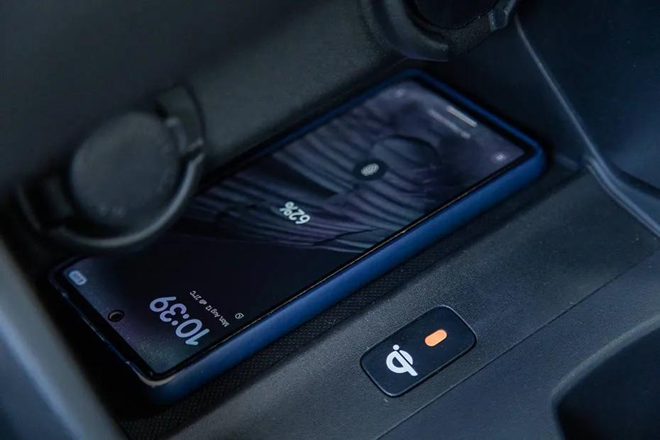 maruti-suzuki-swift-2024-wireless-charging-pad