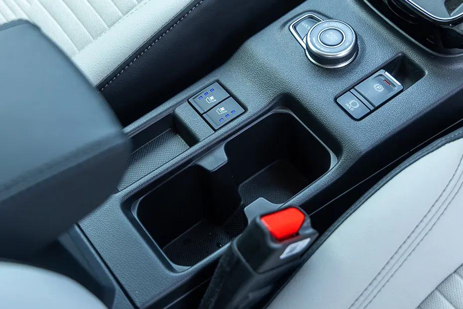 maruti-victoris-cup-holder