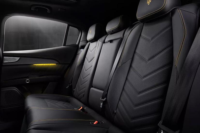 maserati-grecale-rear-seats-with-arm-rest