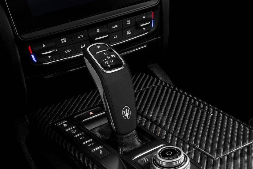 maserati-quattroporte-gear-shifter