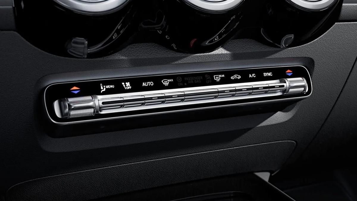 mercedes-benz-amg-gla-35-climate-controller