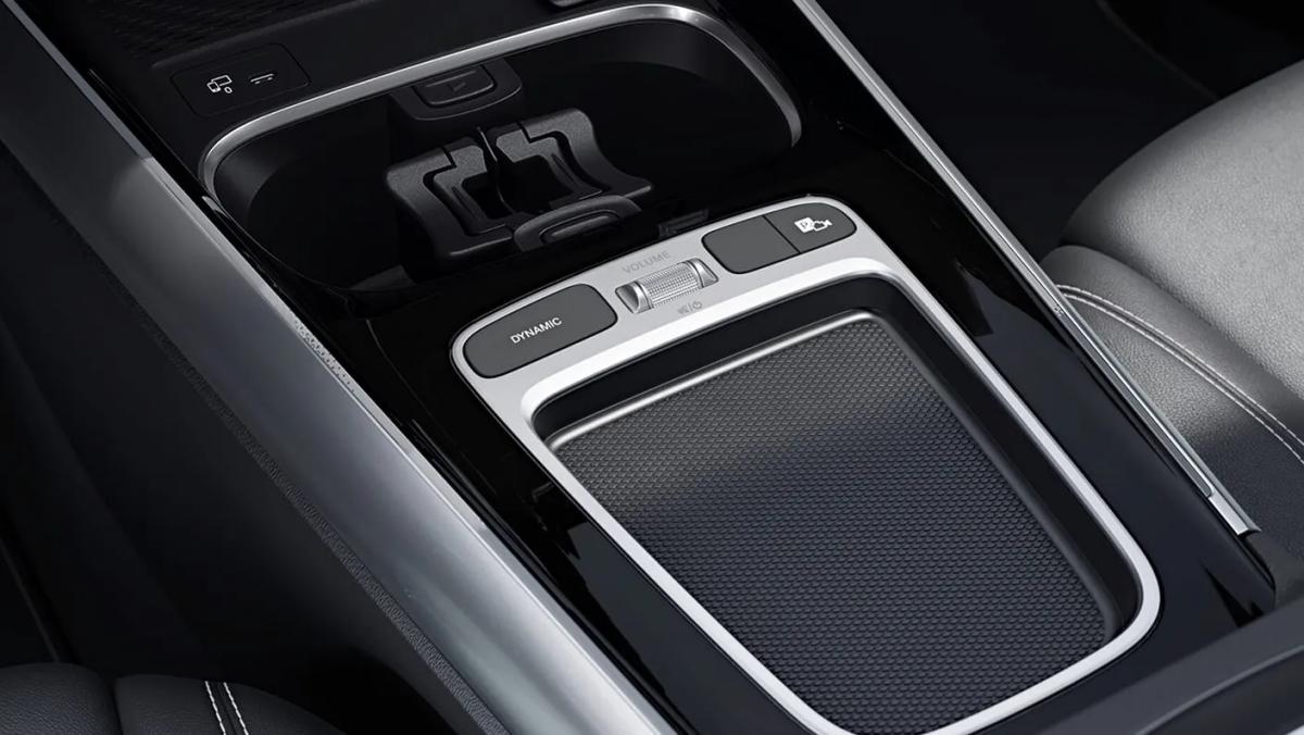 mercedes-benz-amg-gla-35-cup-holder