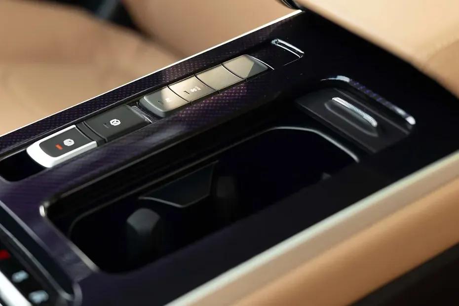 mg-hector-plus-front-cup-holder