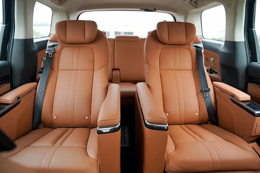 mg-m9-rear-seats-with-arm-rest