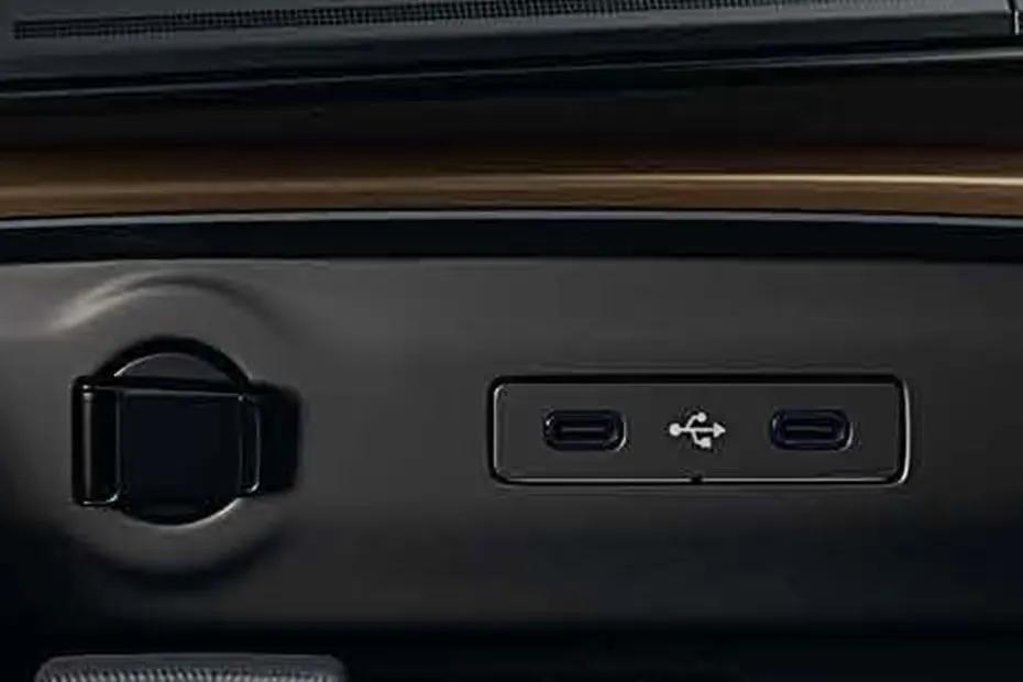 nissan-tekton-front-usb-port