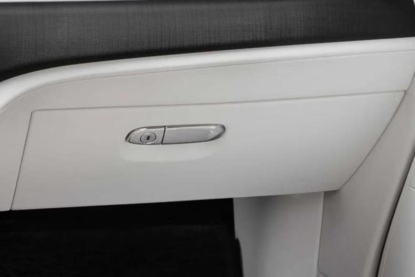 rolls-royce-spectre-glovebox