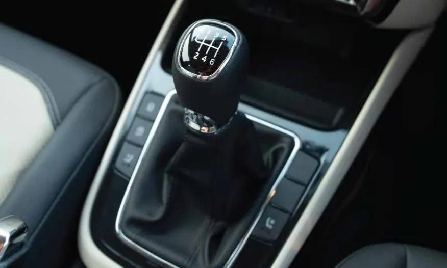skoda-slavia-gear-lever