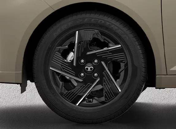 Altroz Dual Tone Alloy Wheel With Diamond Cut Finish