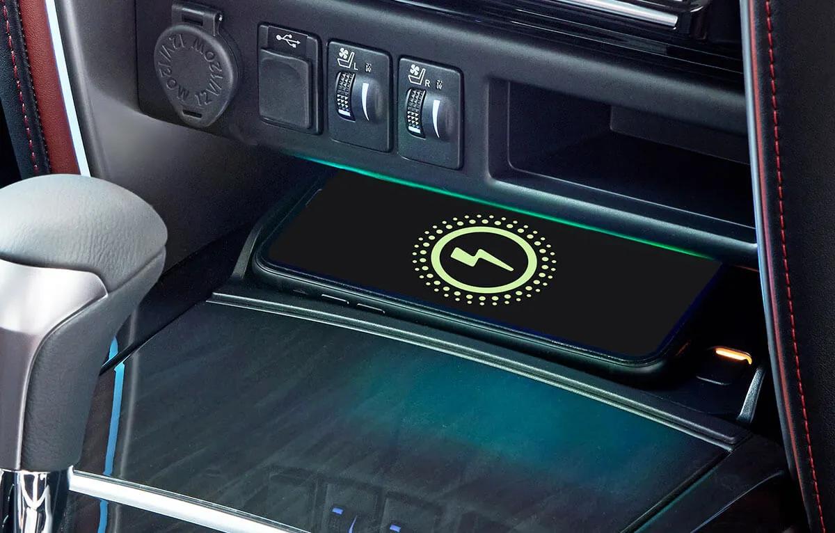 toyota-fortuner-legender-wireless-phone-charger