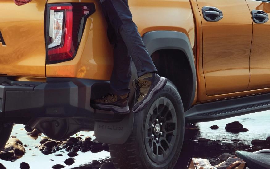 toyota-hilux-rear-bed-step