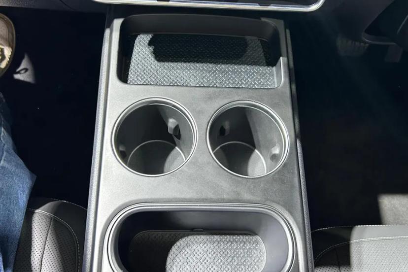 vinfast-vf-mpv-7-center-console