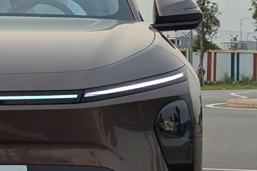 vinfast-vf-mpv-7-headlight