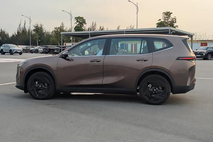 vinfast-vf-mpv-7-left-side-view