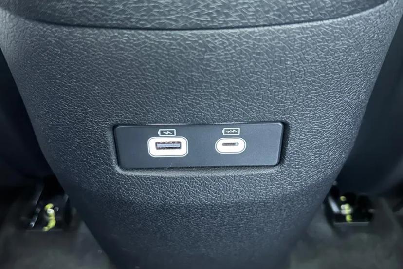 vinfast-vf-mpv-7-third-row-charging-ports