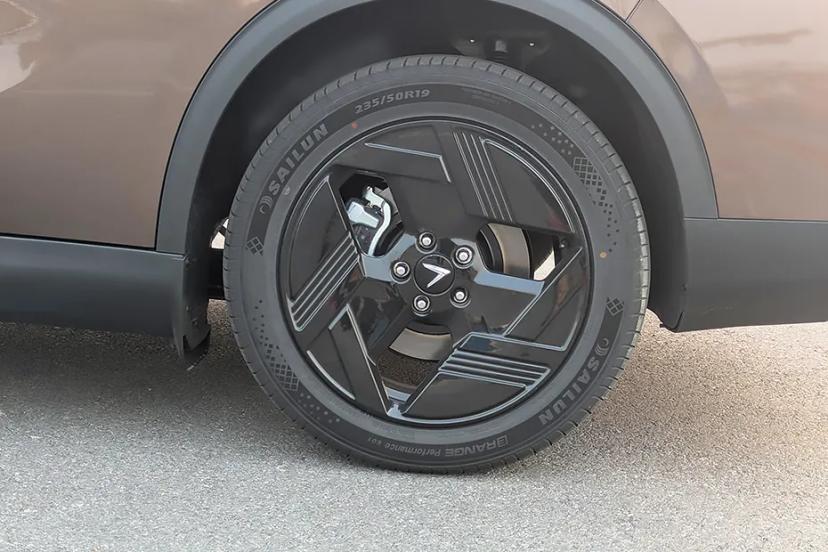 vinfast-vf-mpv-7-wheel