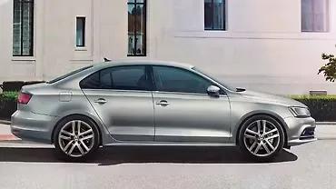 volkswagen-jetta-right-view