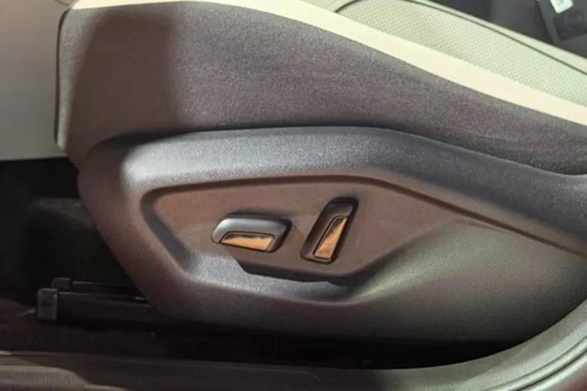 volkswagen-taigun-driver-seat-controls