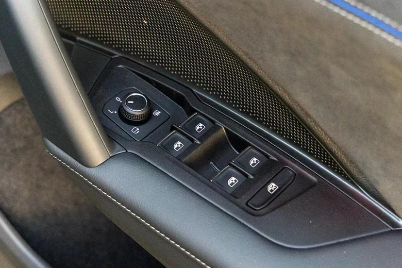 volkswagen-tayron-r-line-door-controls