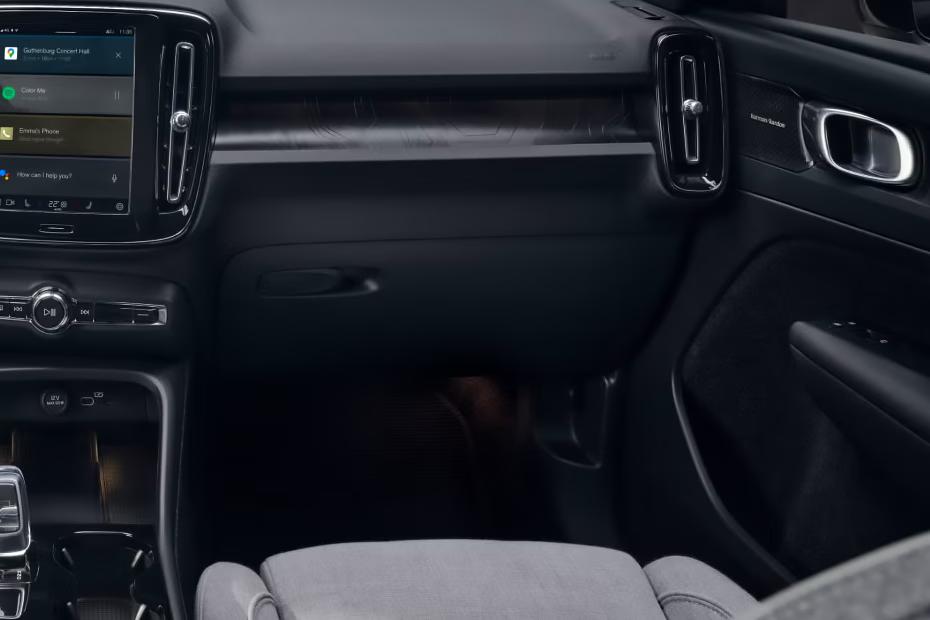 volvo-ec40-glovebox