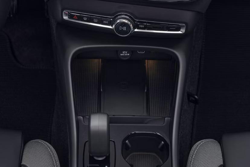 volvo-ex40-wireless-charging-pad