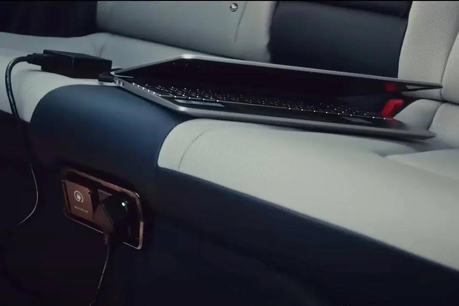 hyundai-creta-electric-center-tunnel-with-attached-smartphone