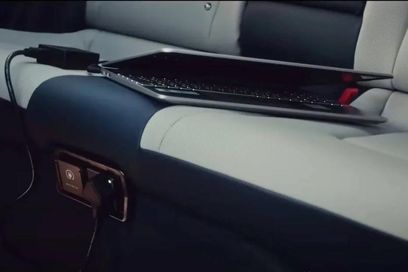 hyundai-creta-electric-center-tunnel-with-attached-smartphone