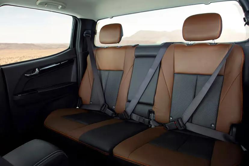 isuzu-v-cross-rear-seats