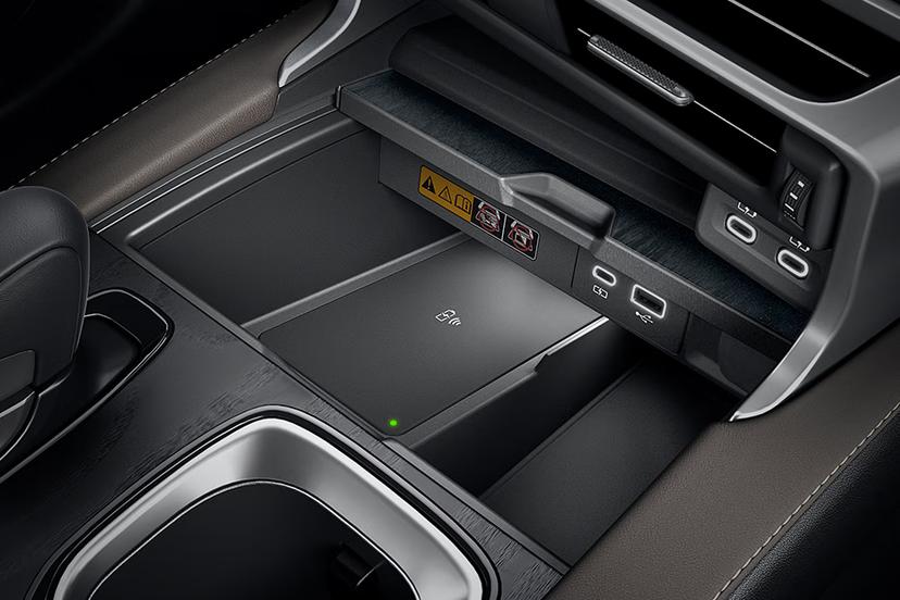 lexus-rx-wireless-charging-pad