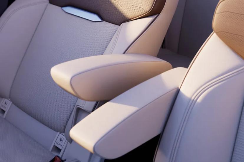 mahindra-xuv-7xo-centre-armrest