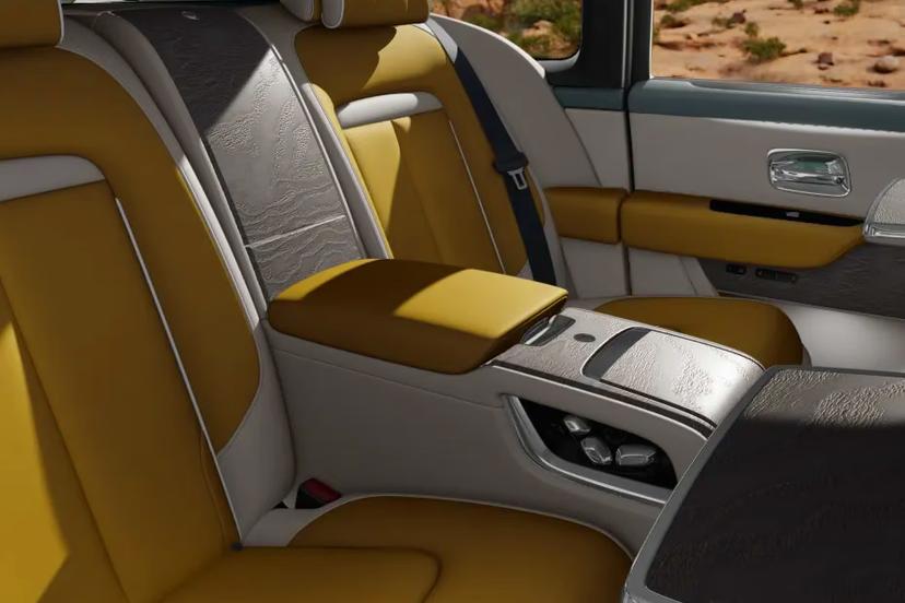 rolls-royce cullinan-rear-arm-rest