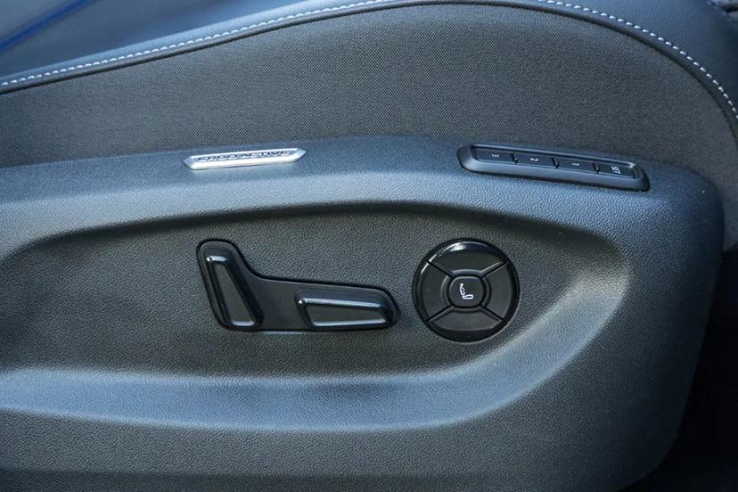 volkswagen-tayron-r-line-driver-seat-controls