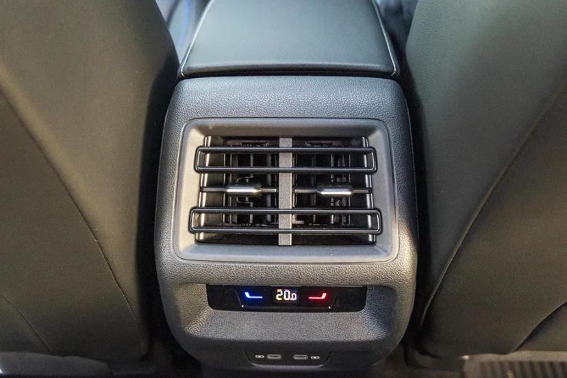 volkswagen-tayron-r-line-floor-mounted-ac-vents