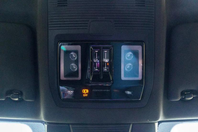 volkswagen-tayron-r-line-roof-mounted-sunroof-control