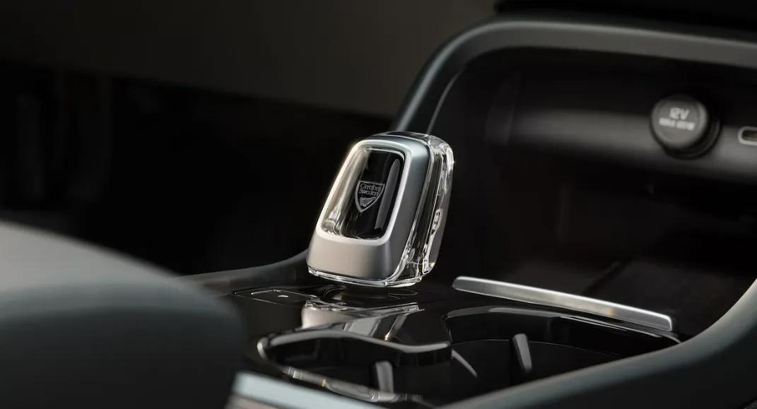 volvo-xc-40-recharge-gear-lever